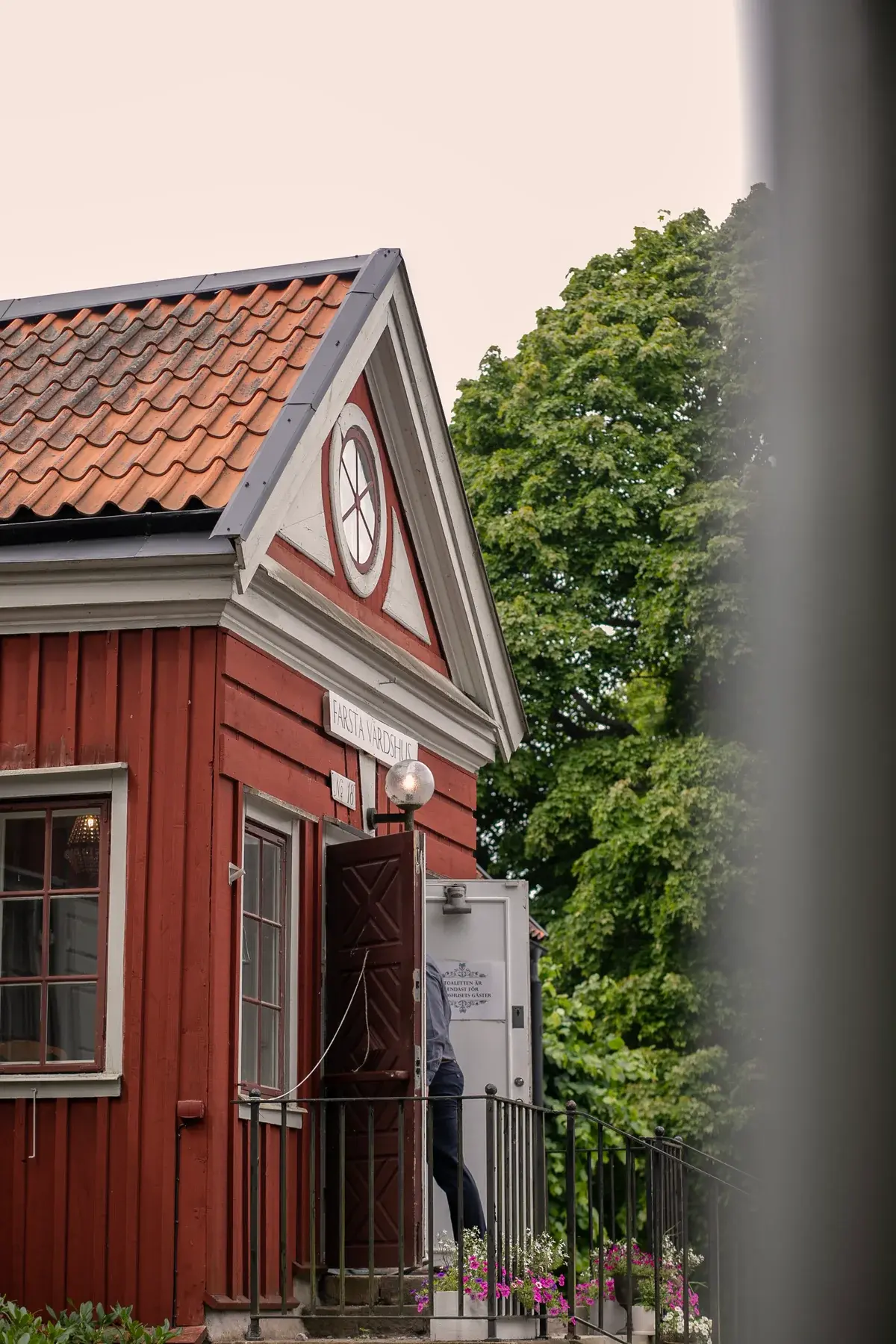The red facade and gable of Farsta Värdshus